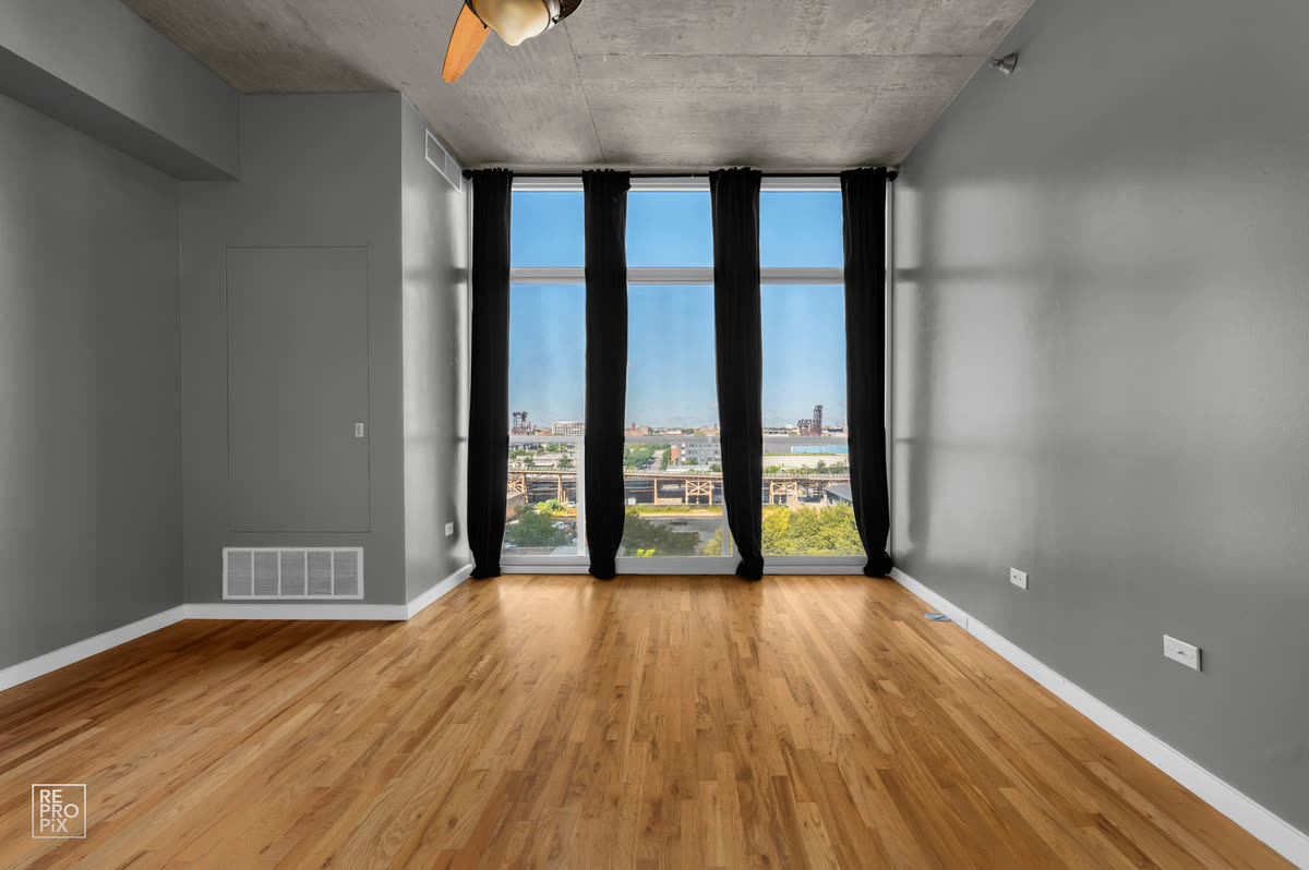 Empty room before virtual staging