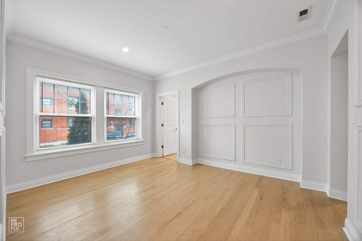 Empty room before virtual staging